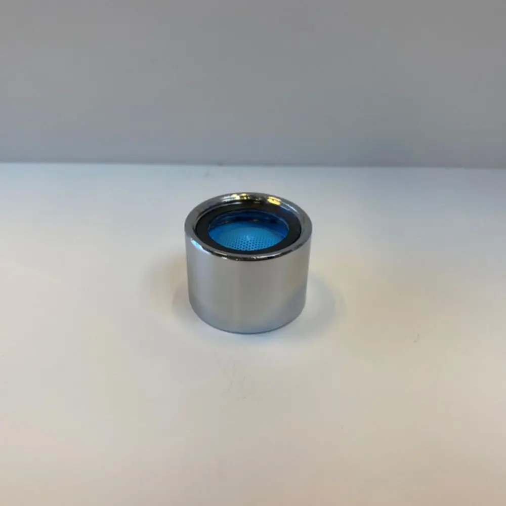 Luftsprudler in Chromoptik von Ideal Standard, zylindrische Form mit blauer Innenseite und feinem Sieb zur Luftzufuhr.